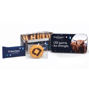 Lata cofre con galletas de mantequilla o caramelizada